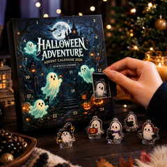 Mano apre uno scomparto del calendario di Halloween e scopre un ciondolo fantasma