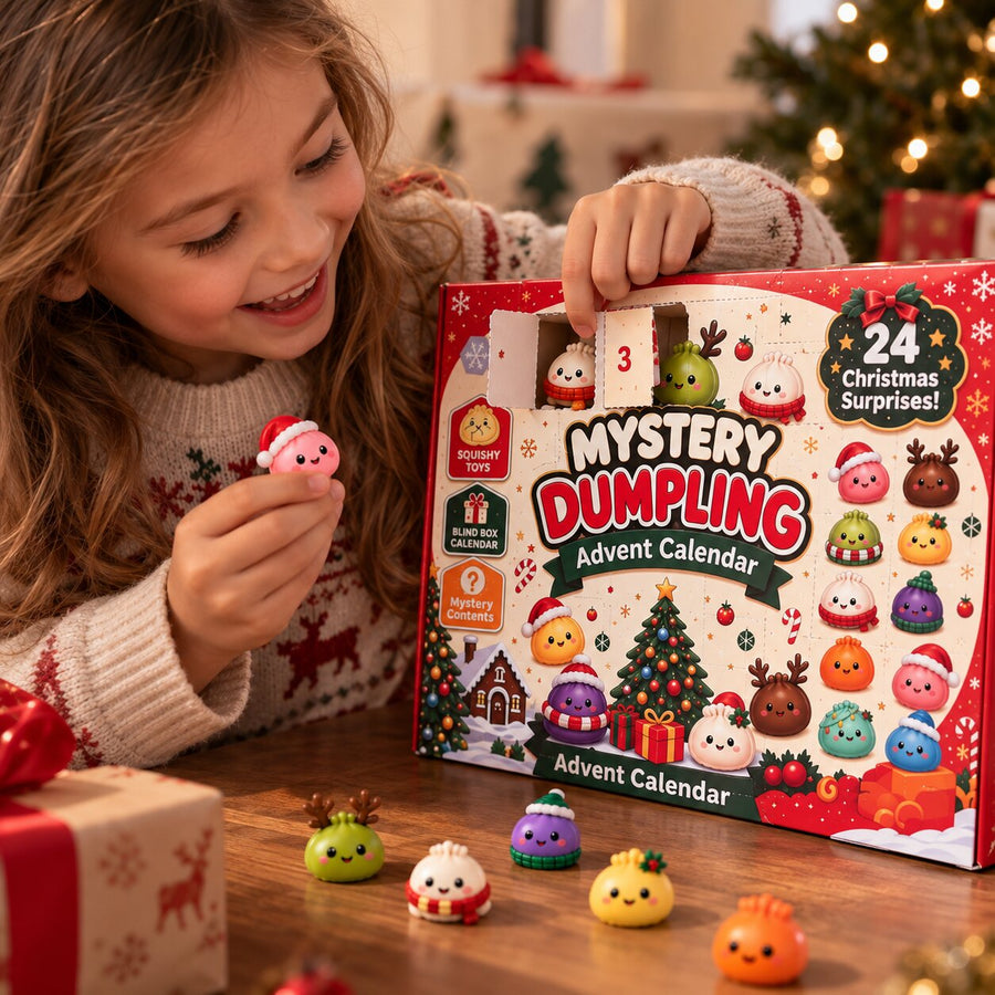 Bambina apre una finestrella del calendario dell'Avvento e mostra una figura Squishy rosa