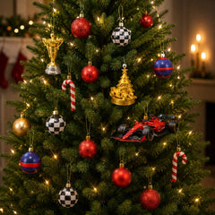 Ornamenti a tema corse appesi all'albero: coppa dorata, palline a scacchi e monoposto rossa