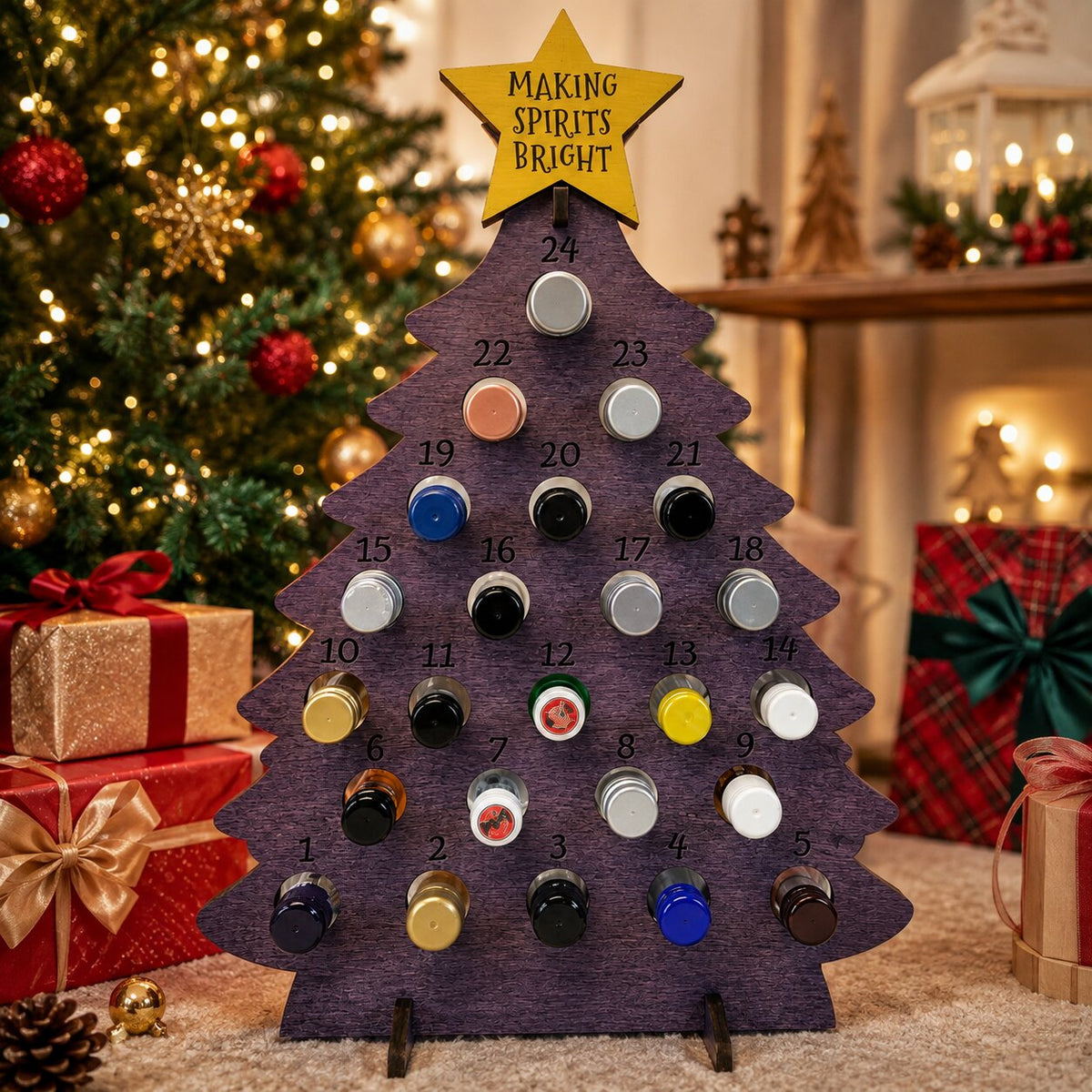 Calendario dell'Avvento in legno lilla accanto all'albero di Natale e ai regali