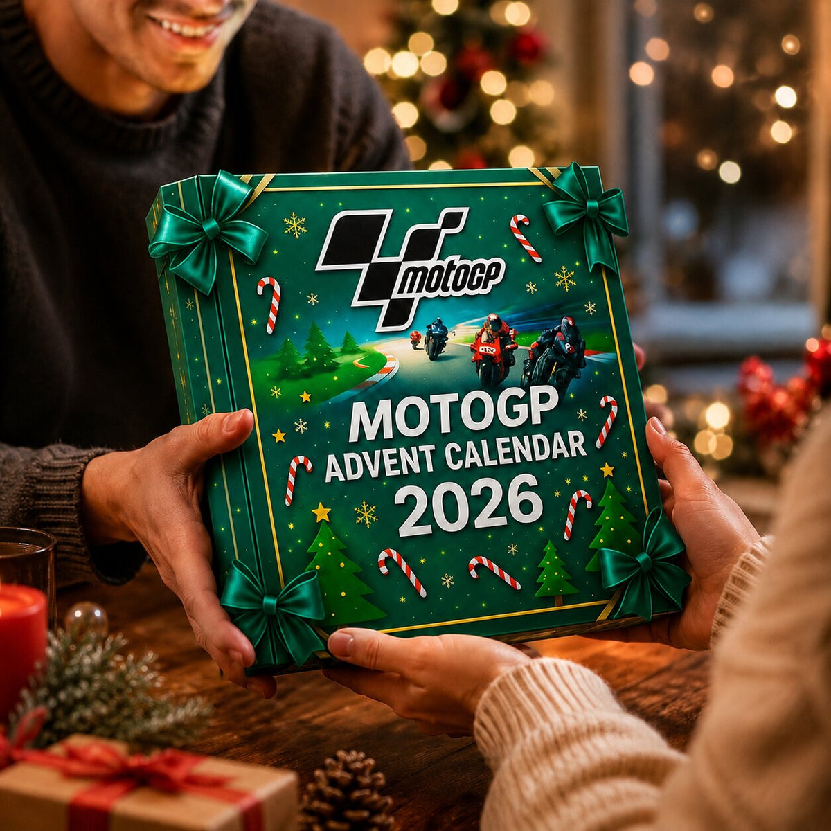 Mani che tengono il calendario dell'Avvento MotoGP 2026 tra luci natalizie