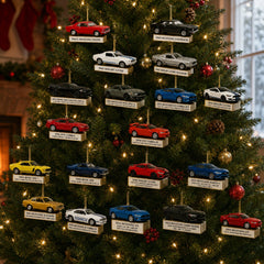 Ornamenti piatti Mustang con targhette appesi all'albero di Natale illuminato