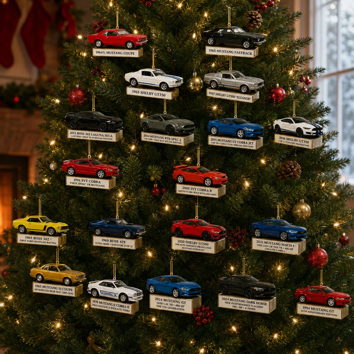 Ornamenti piatti Mustang con targhette appesi all'albero di Natale illuminato