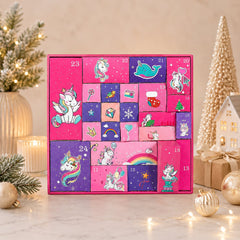 Calendario dell'Avvento rosa e viola su marmo tra decorazioni natalizie dorate