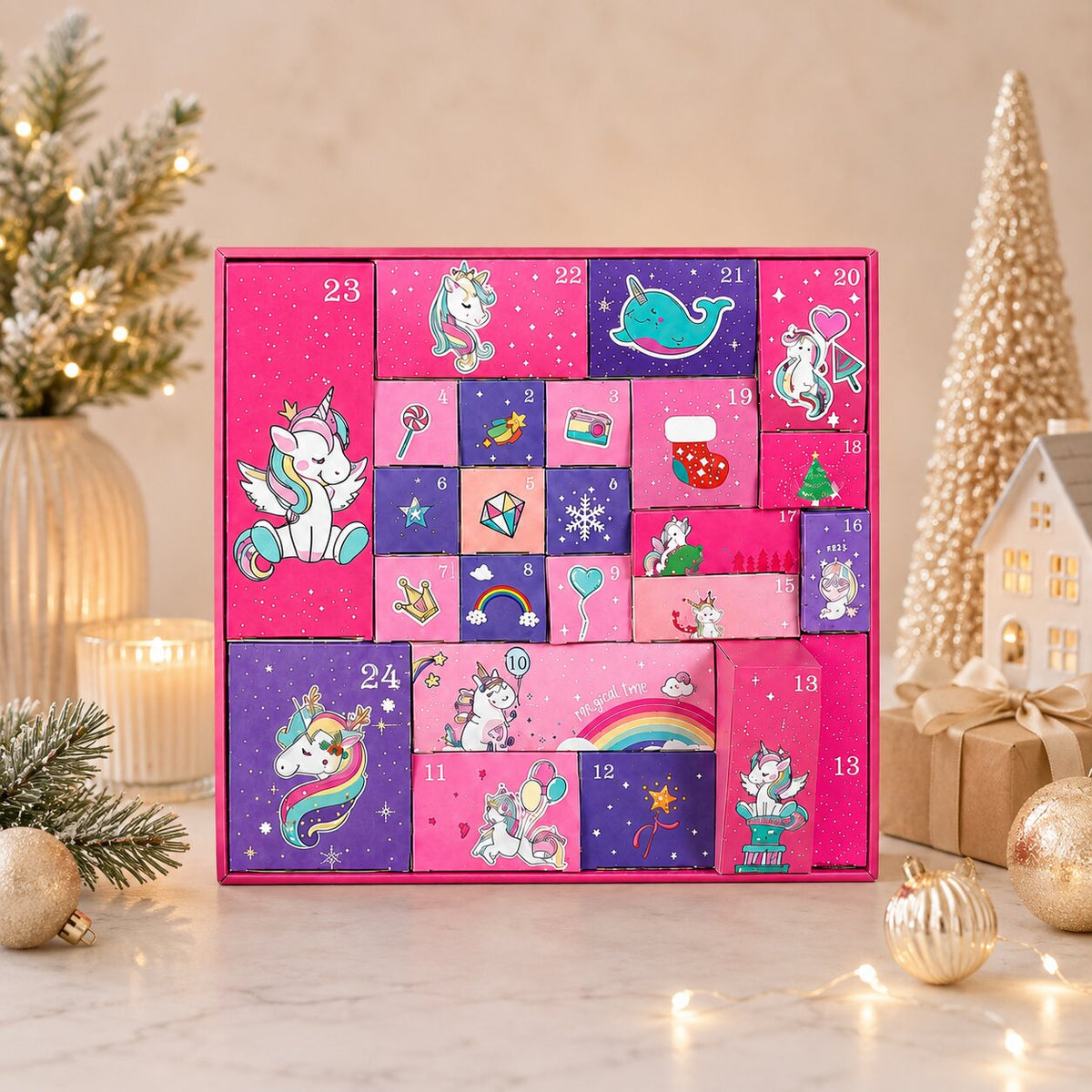 Calendario dell'Avvento rosa e viola su marmo tra decorazioni natalizie dorate