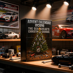 Scatola del calendario dell'Avvento 2026 esposta tra modellini di auto da corsa