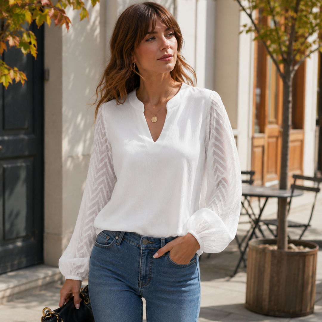 Camicetta bianca con maniche traforate chevron e piccolo collo montante