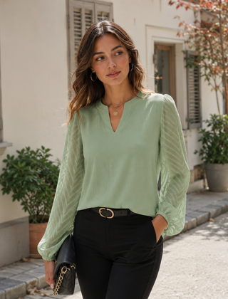 Camicetta verde con scollo a V e maniche traforate a motivo chevron