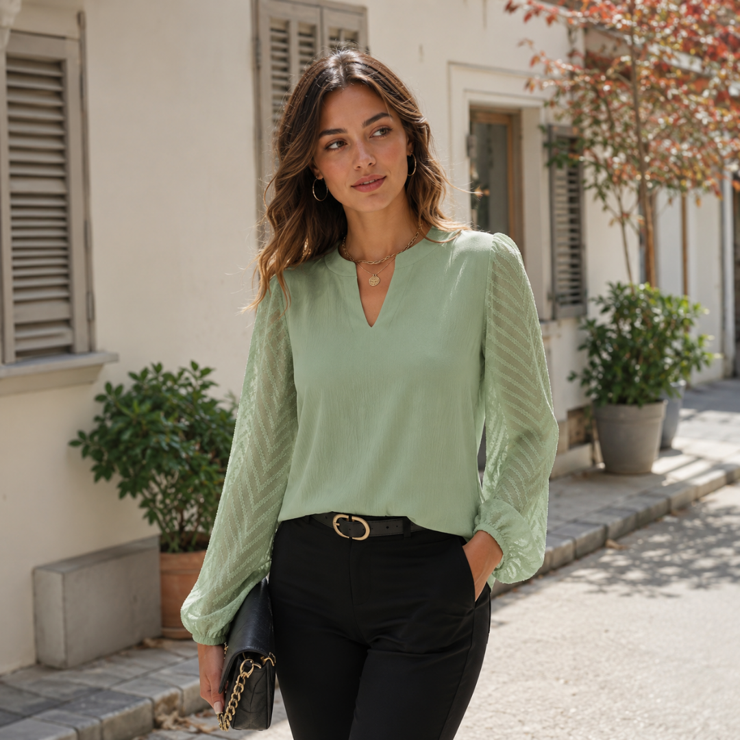 Camicetta verde con scollo a V e maniche traforate a motivo chevron