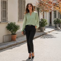 Camicetta verde con pantaloni neri e décolleté, scollo a V aperto
