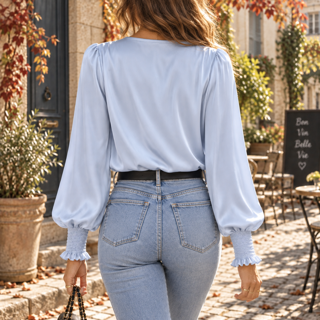 Retro della camicetta donna azzurra con spalle arricciate e maniche lunghe