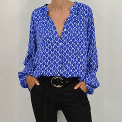 Camicetta donna blu con stampa geometrica floreale e polsini arricciati con volant