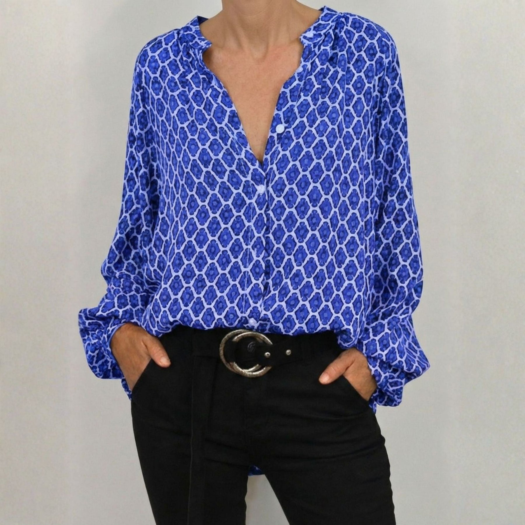 Camicetta donna blu con stampa geometrica floreale e polsini arricciati con volant