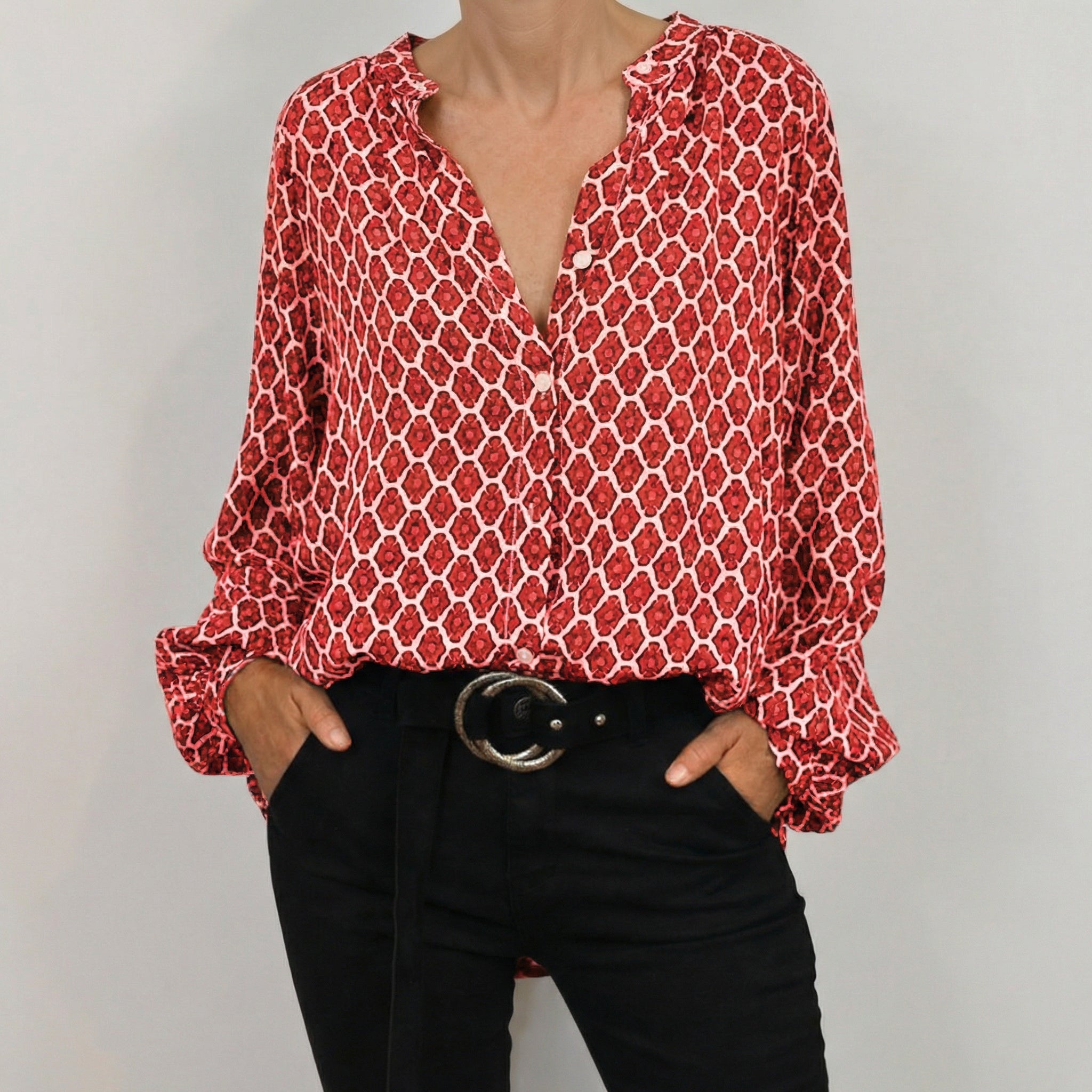 Camicetta donna rossa oversize con micro fiori e maniche lunghe a sbuffo
