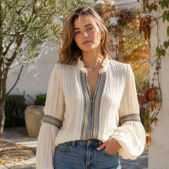 Camicetta donna beige plissettata con collo a volant e profilo ricamato centrale