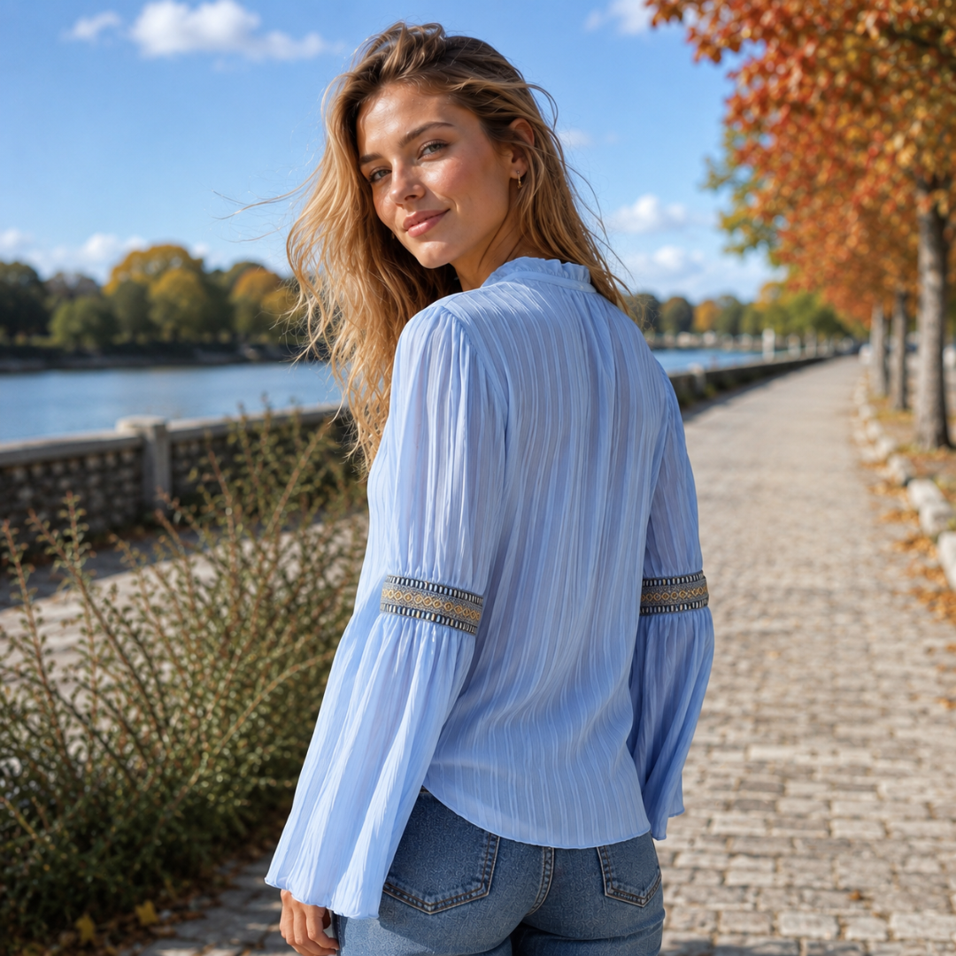 Retro della camicetta donna blu plissettata con bordi ricamati sulle maniche ampie