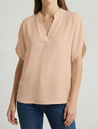 Camicetta beige donna dal tessuto fluido con scollo a V e maniche corte