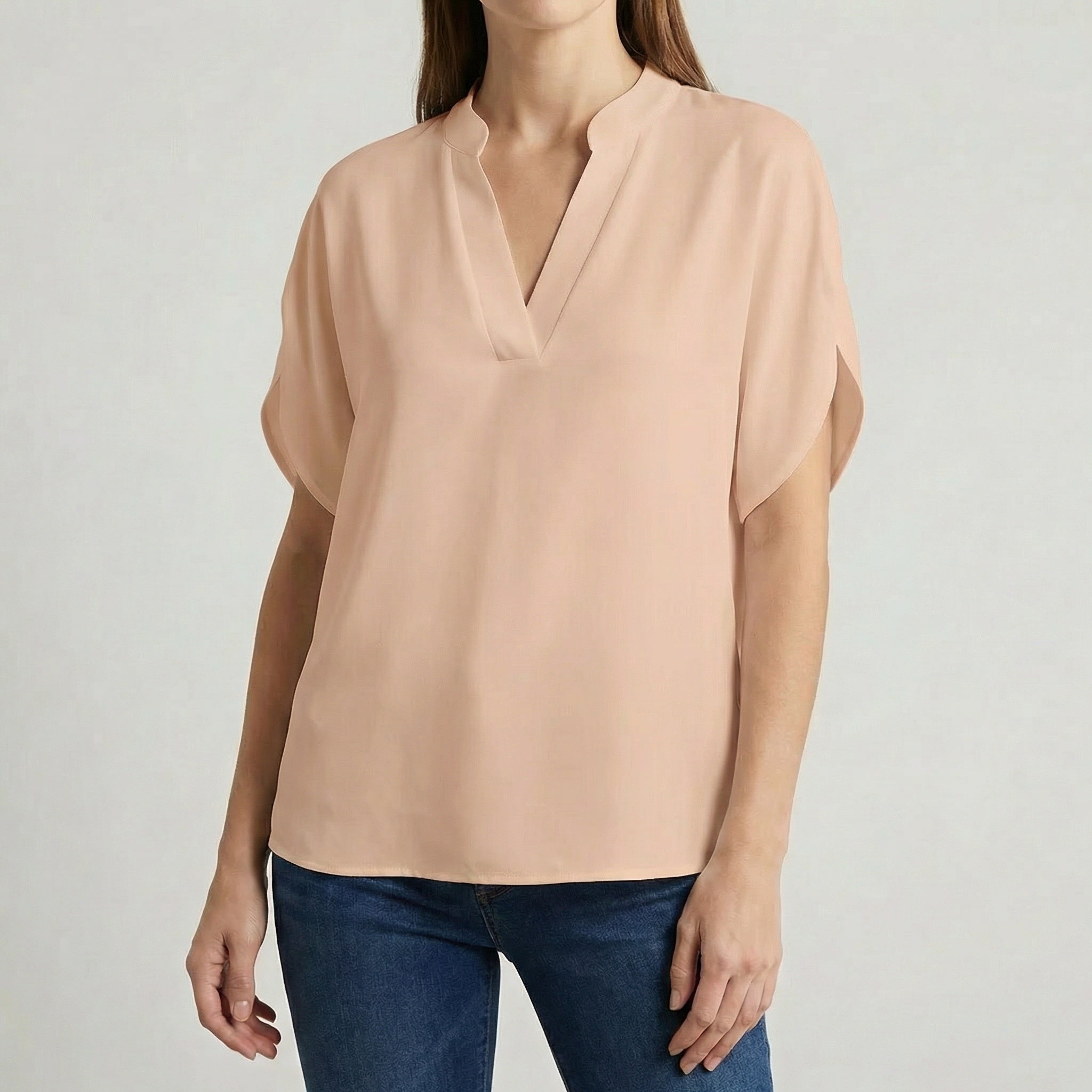 Camicetta beige donna dal tessuto fluido con scollo a V e maniche corte