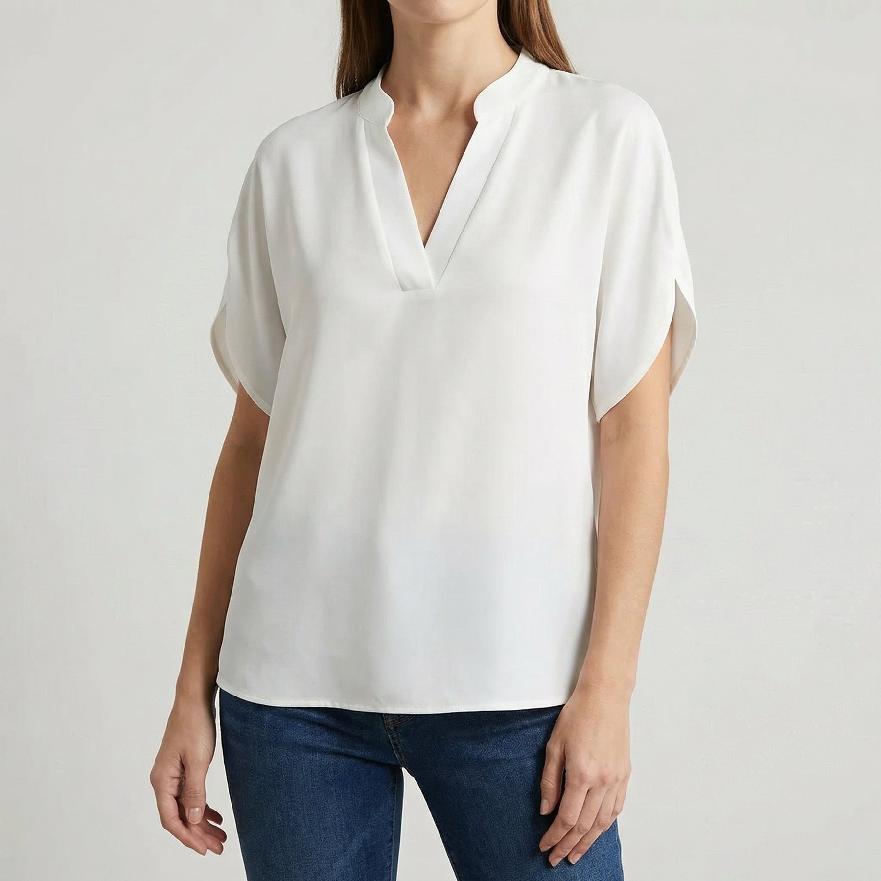 Camicetta bianca donna con scollo a V e collo alla coreana, maniche corte ampie