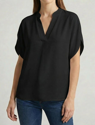 Camicetta nera donna dalla linea morbida con scollo a V e spalle scese