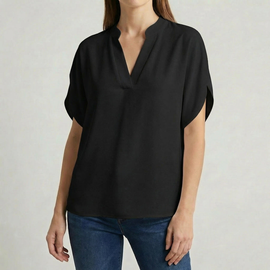 Camicetta nera donna dalla linea morbida con scollo a V e spalle scese