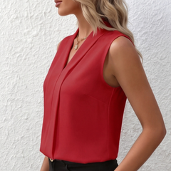 Vista laterale della camicetta rossa senza maniche con collo alto e linea morbida