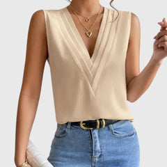 Camicetta beige smanicata con pieghe sulle spalle e scollo incrociato, look casual chic