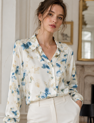 Camicia donna bianca a fiori blu con colletto classico e bottoni frontali
