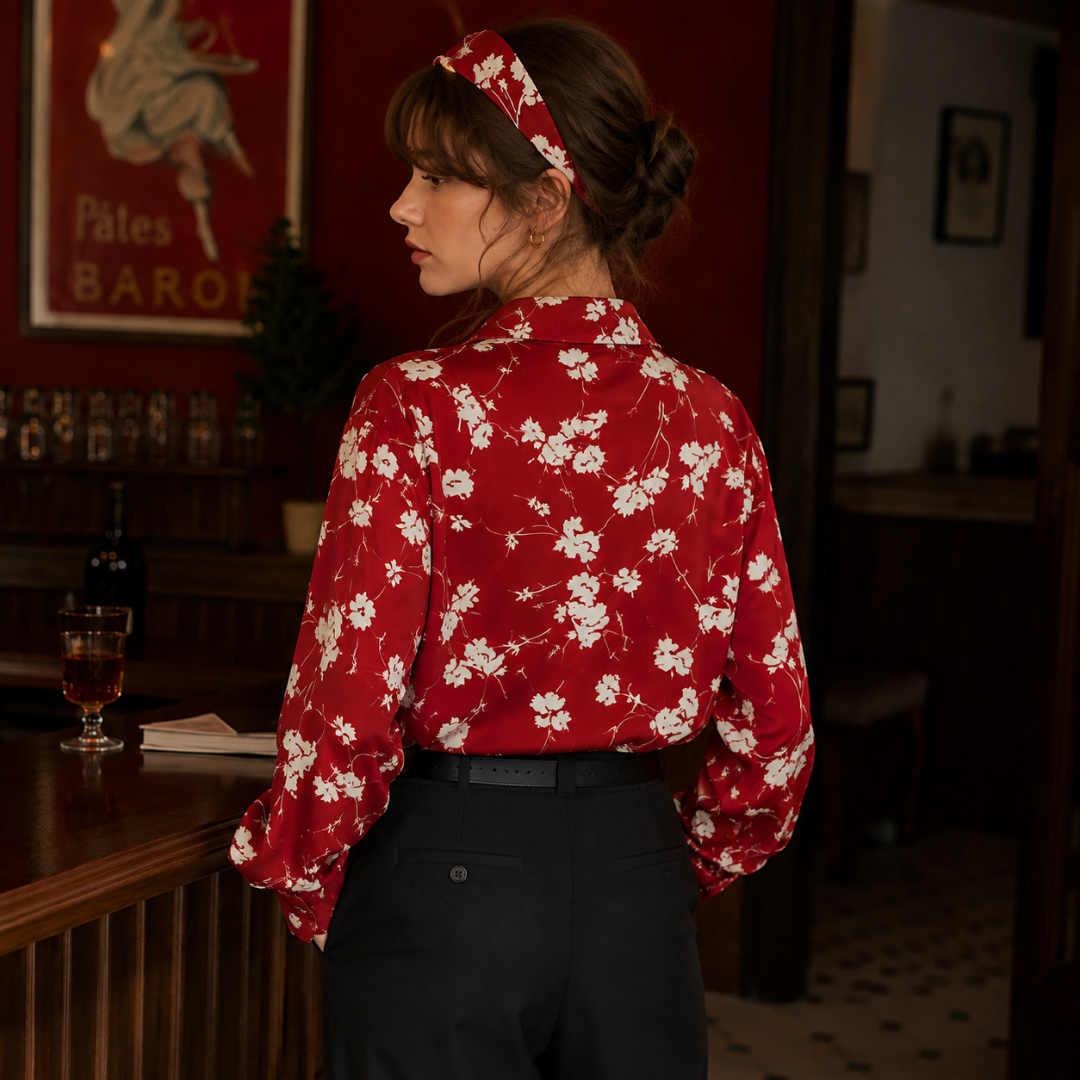 Vista posteriore della camicia rossa floreale con maniche lunghe e polsini abbottonati