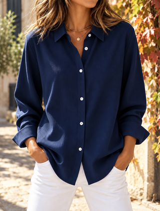 Camicia donna blu navy con bottoni bianchi a contrasto e orlo arrotondato