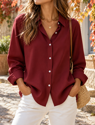 Camicia donna bordeaux a maniche lunghe con bottoni chiari e linea morbida