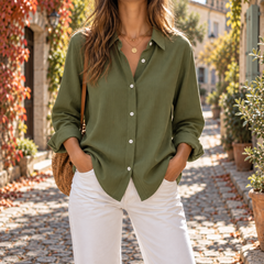 Camicia donna verde salvia con bottoni chiari e colletto classico, maniche arrotolate