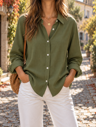 Camicia donna verde salvia con bottoni chiari e colletto classico, maniche arrotolate