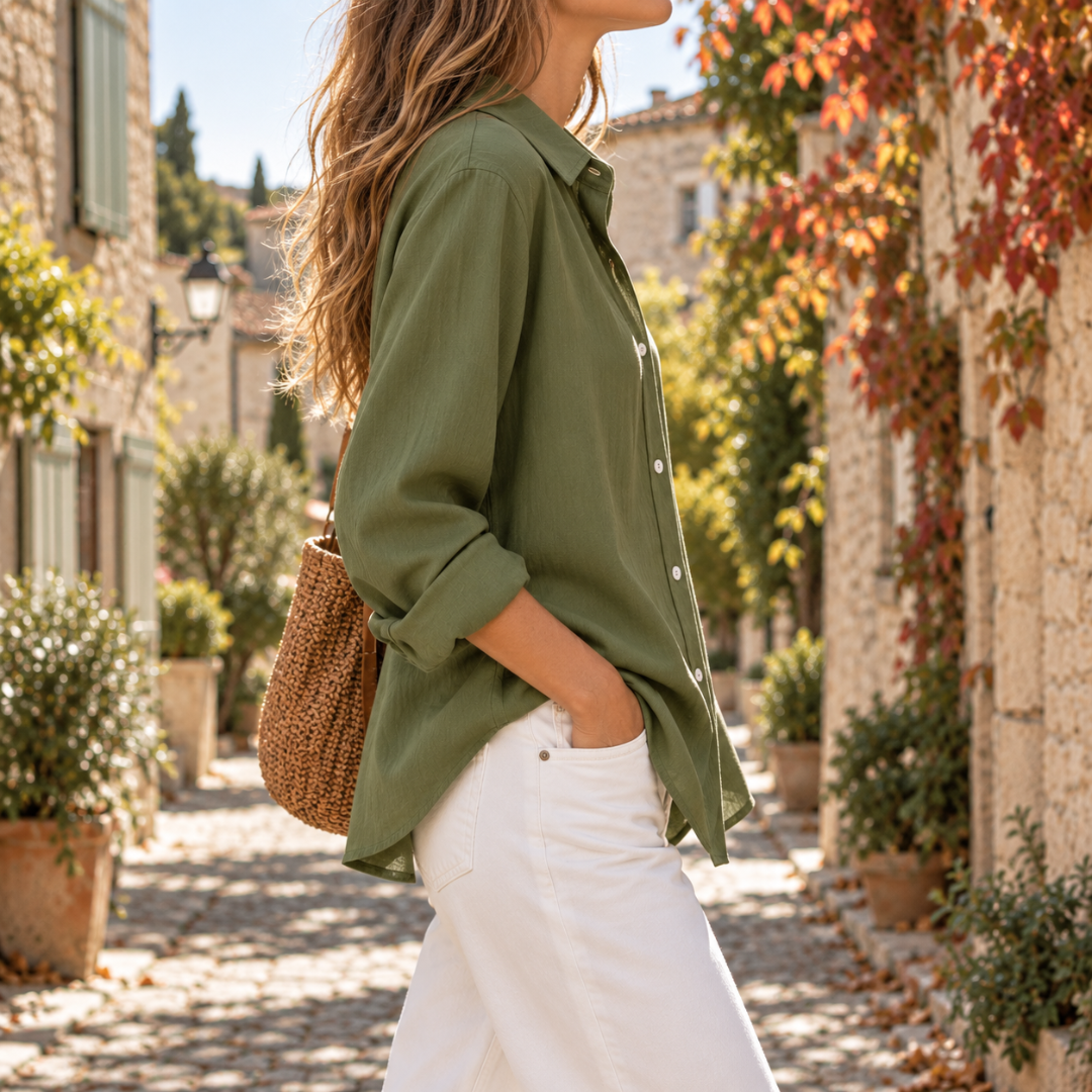 Camicia donna verde salvia vista di lato, orlo arrotondato e linea fluida sui fianchi