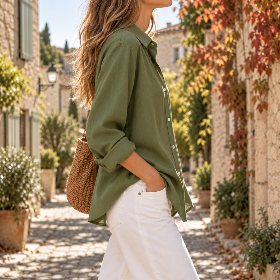 Camicia donna verde salvia vista di lato, orlo arrotondato e linea fluida sui fianchi