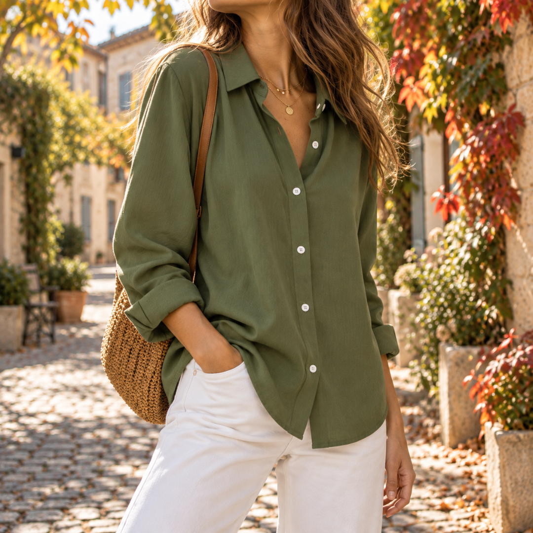 Camicia donna verde salvia abbinata a pantaloni bianchi, abbottonatura frontale visibile
