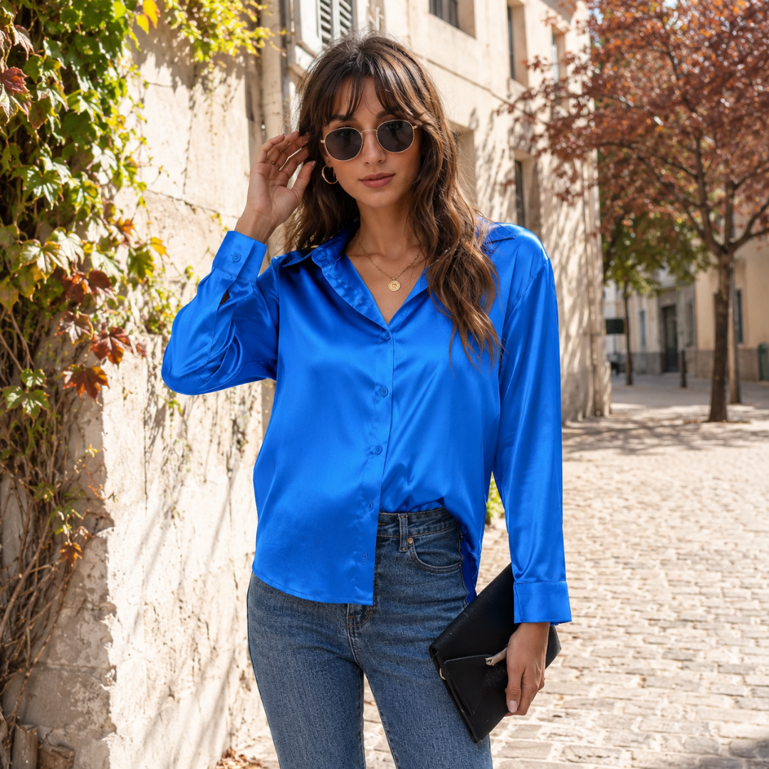 Camicia blu intenso lucida con colletto a punta e maniche lunghe ampie