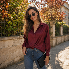 Camicia bordeaux lucida con colletto a punta portata dentro i pantaloni