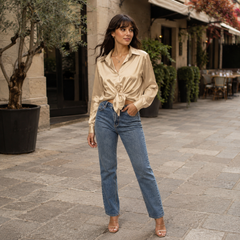 Camicia champagne lucida annodata in vita, look completo con pantaloni dritti e sandali