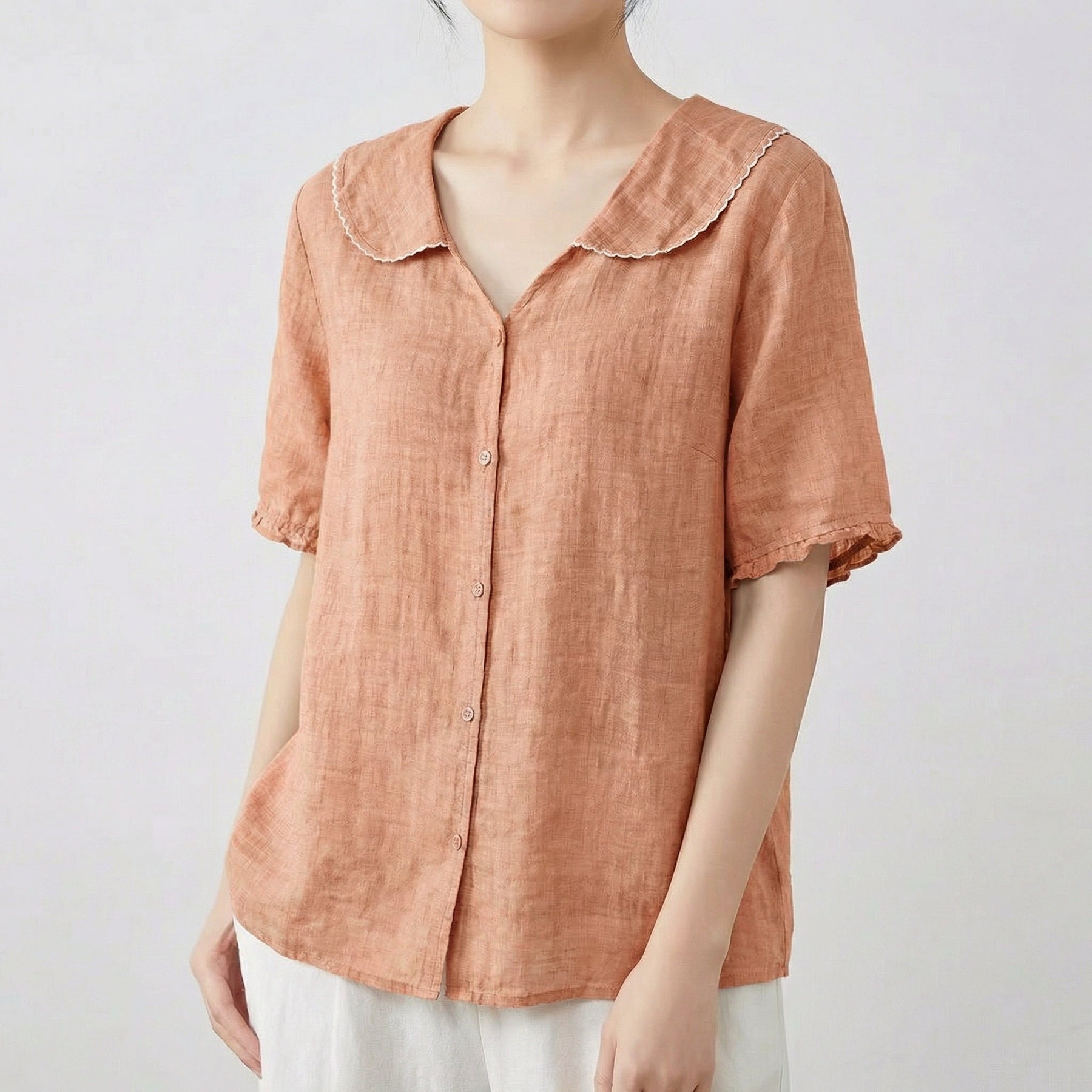 Camicia donna albicocca con volant ai polsini e chiusura frontale con bottoni chiari