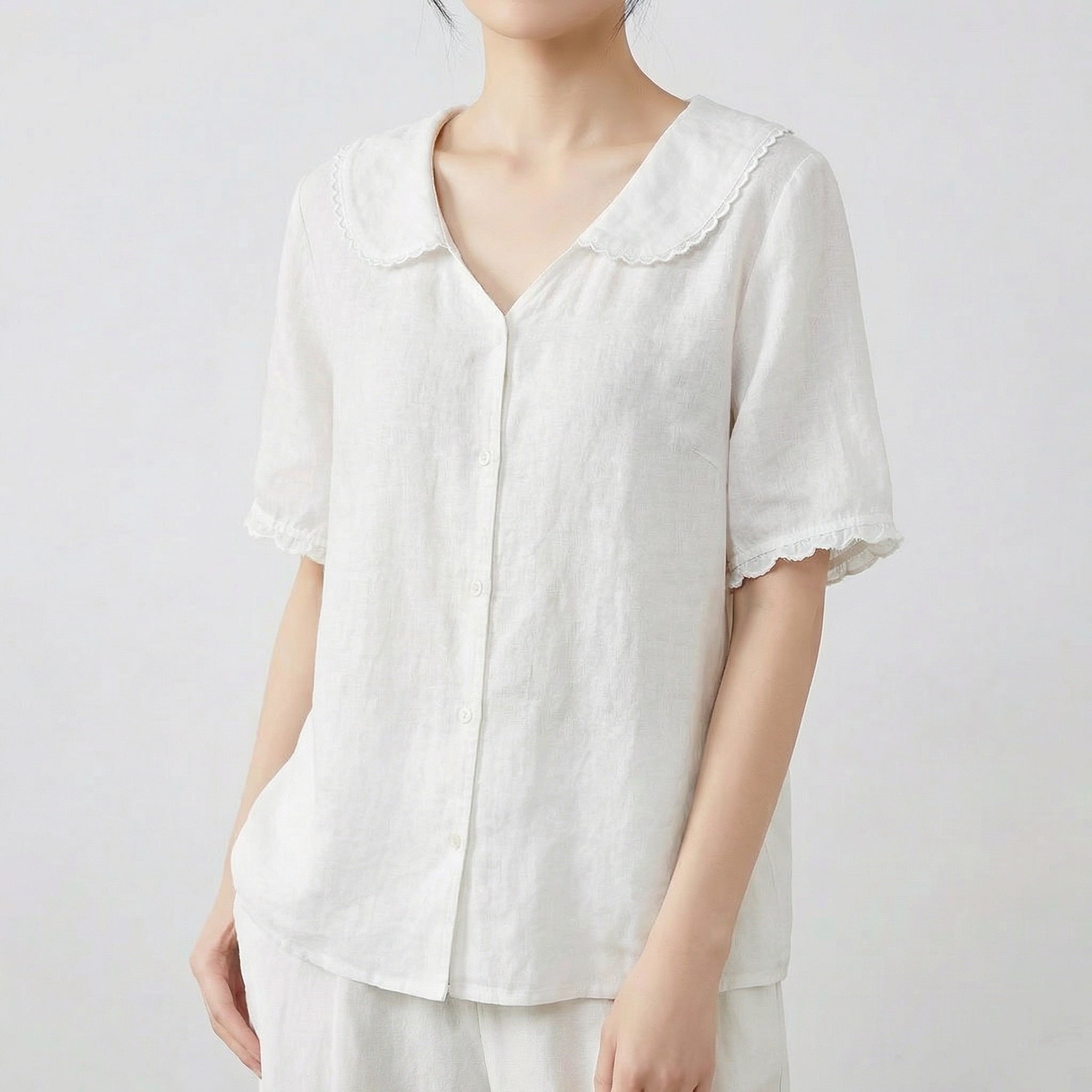 Camicia donna bianca leggera con colletto arrotondato e piccoli bottoni frontali
