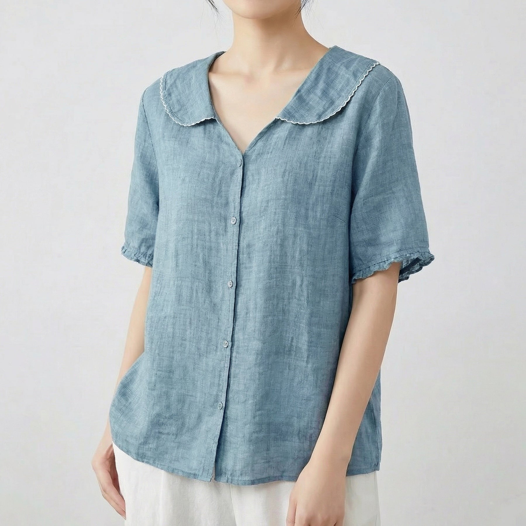 Camicia donna blu polveroso con colletto tondo, scollo a V e orlo curvo
