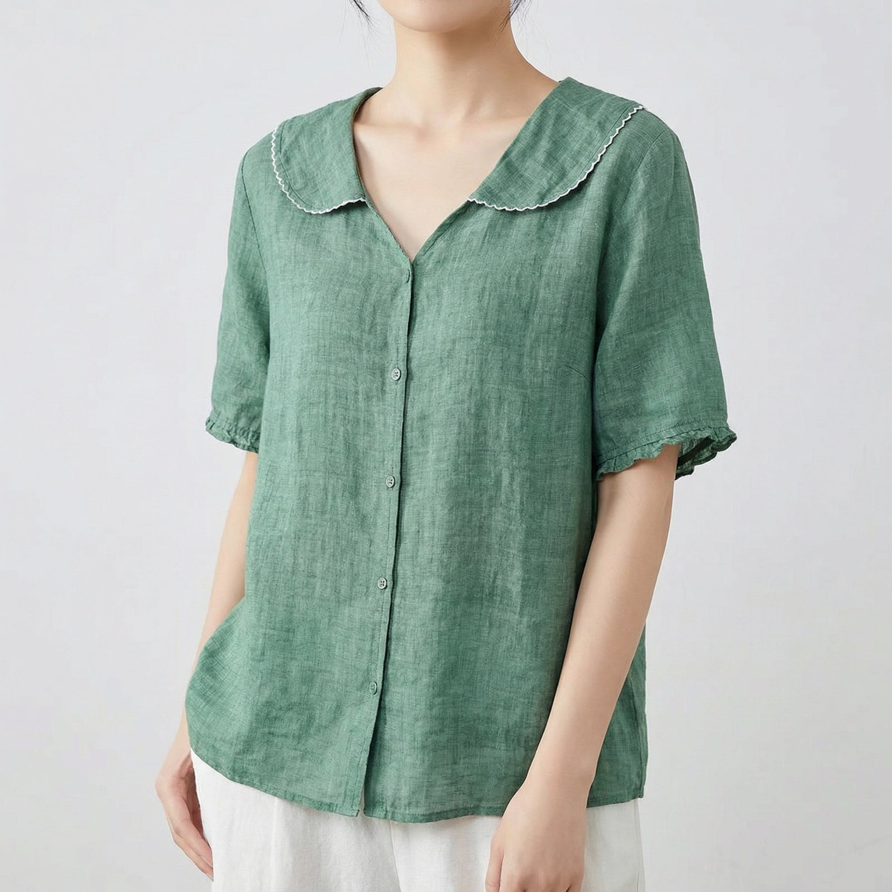 Camicia donna verde a manica corta con colletto arrotondato e bordo smerlato bianco