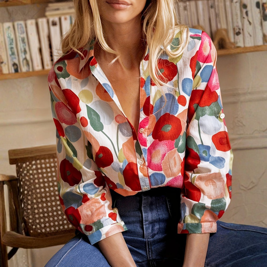 Dettaglio camicia floreale multicolore con abbottonatura frontale e colletto classico