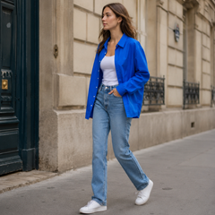 Camicia blu donna dalla linea ampia con colletto classico, abbinata a pantaloni chiari e sneakers