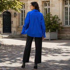 Retro della camicia donna blu oversize con piega centrale e polsini abbottonati
