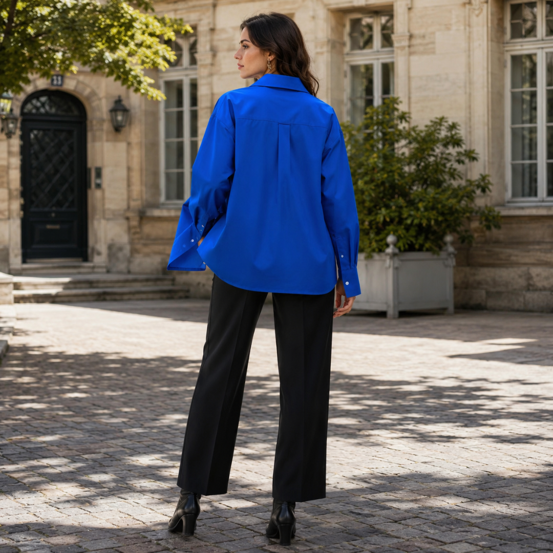 Retro della camicia donna blu oversize con piega centrale e polsini abbottonati
