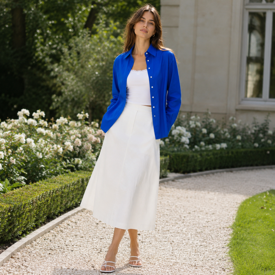 Camicia donna blu con colletto e bottoni chiari, abbinata a gonna bianca midi