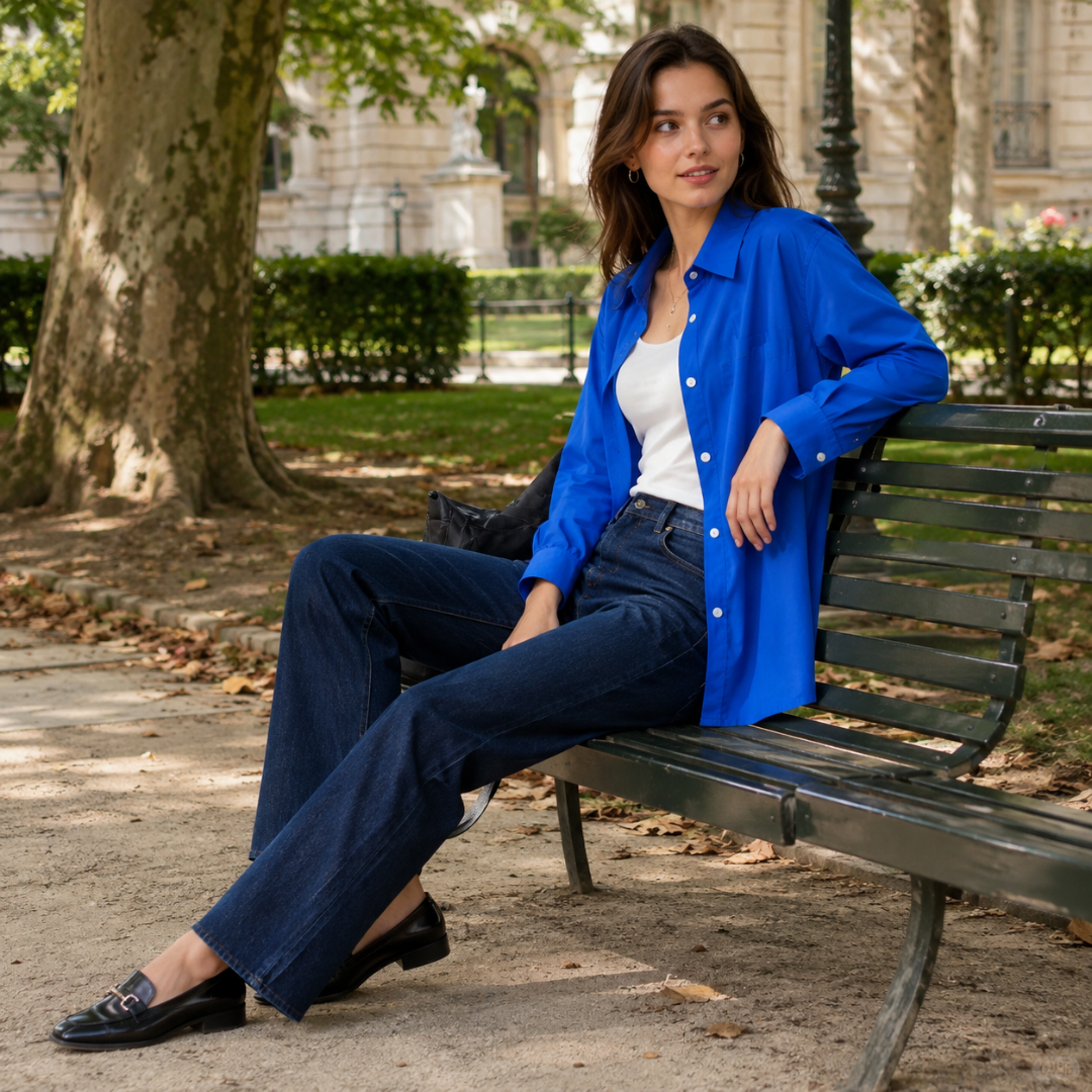 Camicia blu oversize donna con maniche lunghe, indossata con pantaloni scuri e mocassini