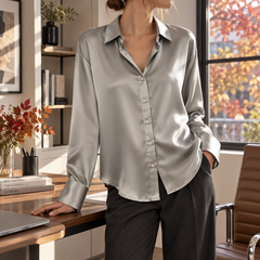 Camicia donna grigio argento lucida con bottoni chiari e orlo arrotondato